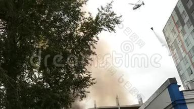 消防直升机投水灭火建筑物起火